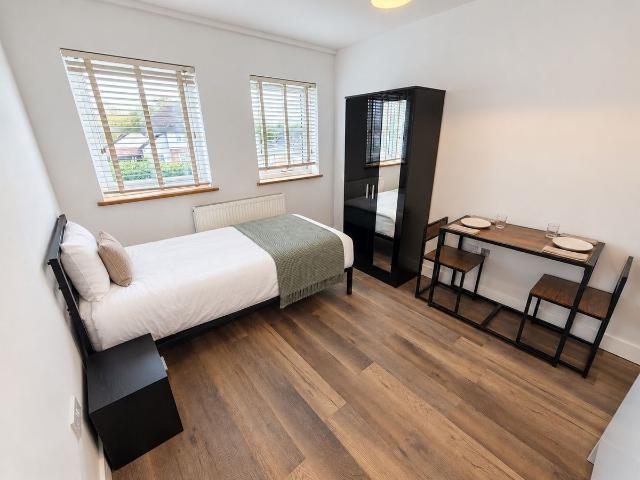 Studio for rent in Leatherhead, Mole Valley