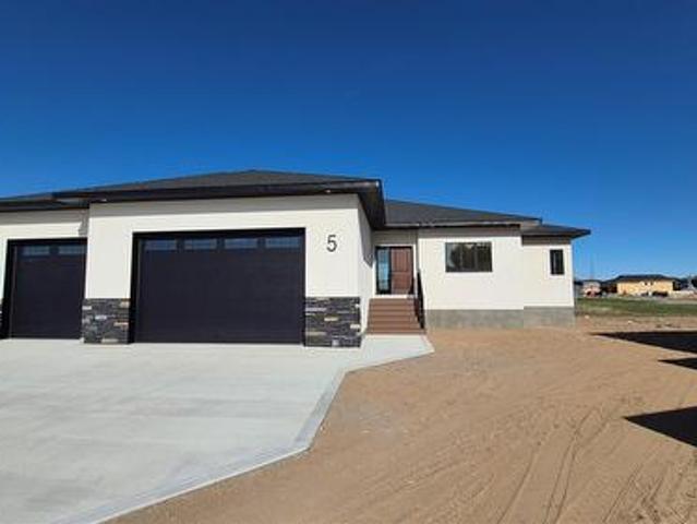 House for sale in Pilot Butte