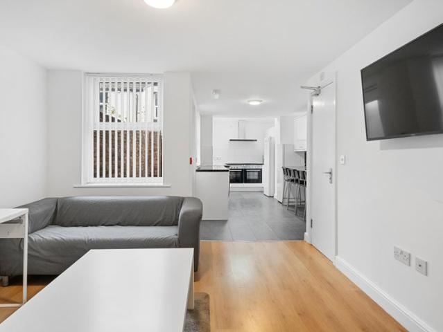 House for rent in Elm Park, Calderstones