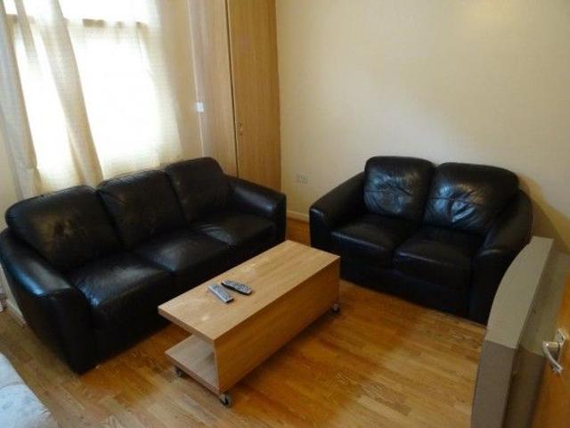 Room for rent in Hyde Park, West Yorkshire