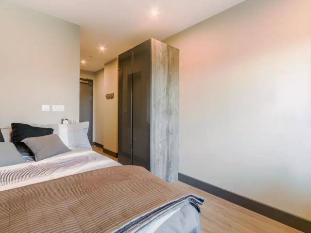 Room for rent in Falcon Lodge, Wales