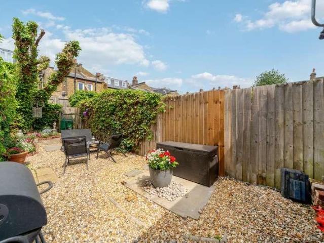 Flat for sale in Earlsfield, Greater London
