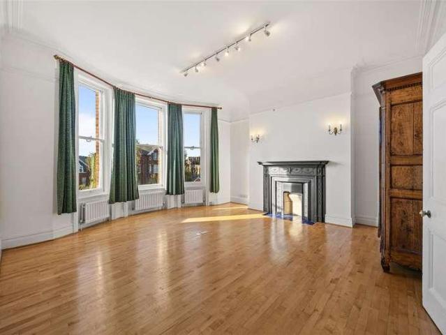 Flat for sale in Swiss Cottage, Greater London