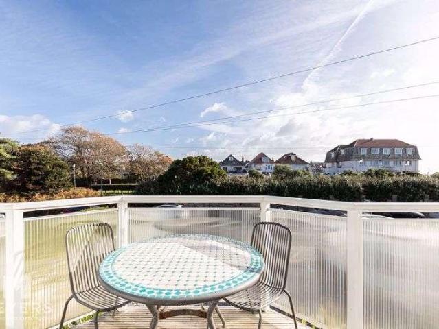 Flat for sale in Pokesdown, Bournemouth