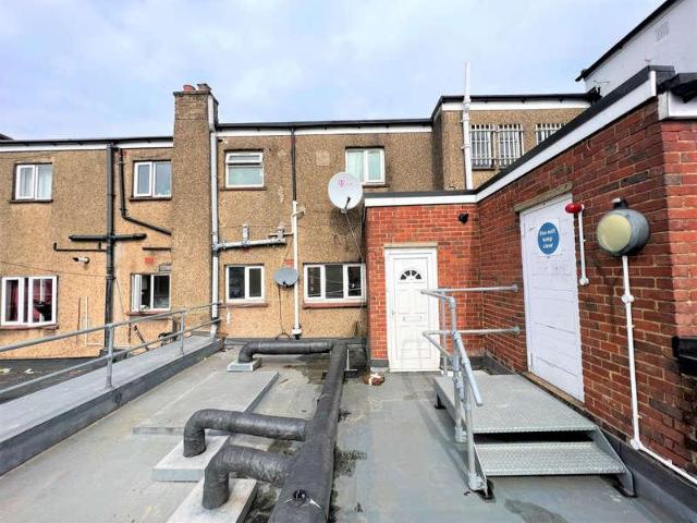 Flat for sale in Lane, Greater London