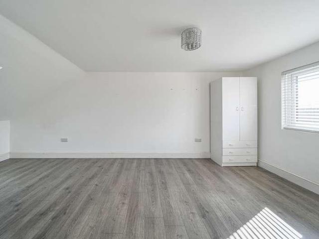 Flat for sale in Loxford, Seven Kings