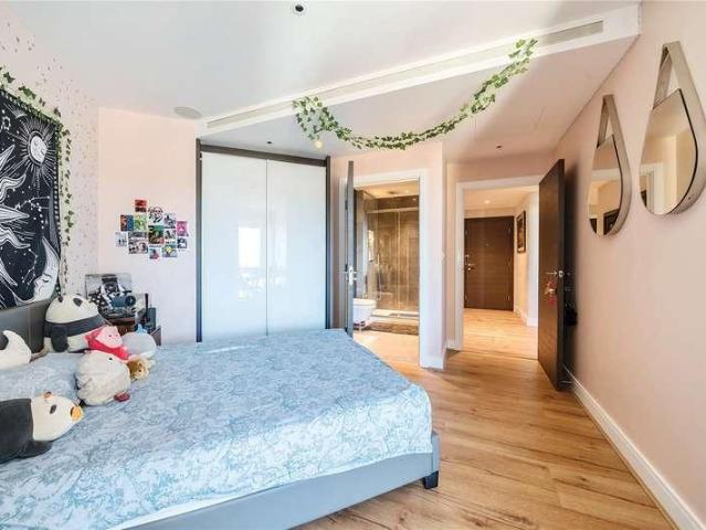 Flat for sale in London Borough of Ealing, Greater London