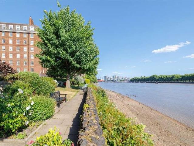 Flat for sale in Fulham, Greater London