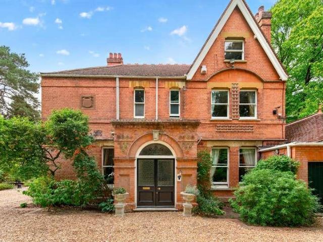 House for sale in Heol-las, Surrey