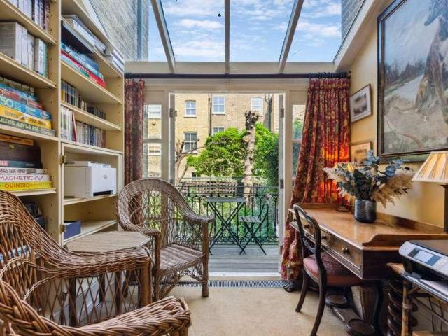 House for sale in Lot's Village, Greater London