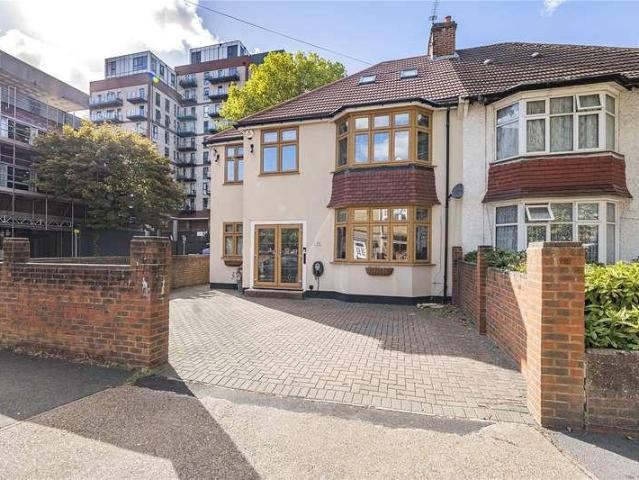 House for sale in Royal Borough of Kingston upon Thames, Greater London