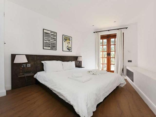 House for sale in West Kensington, Greater London