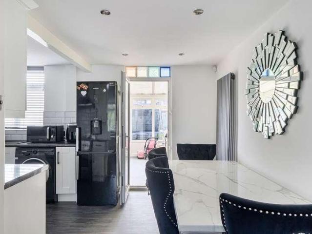 House for sale in Kingswood