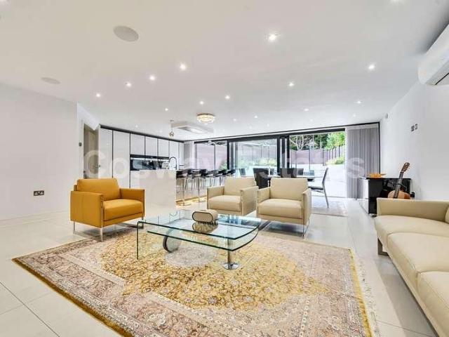 House for sale in Mill Hill, Greater London