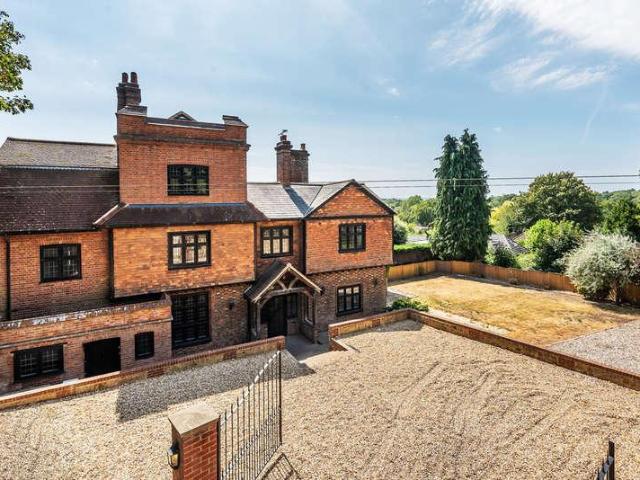 House for sale in Oxted, Hillview