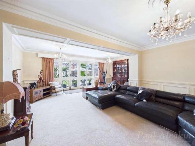 House for sale in London Borough of Croydon, Sanderstead