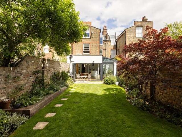 House for sale in Shacklewell, Greater London