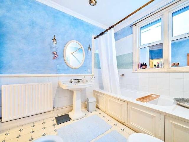 House for sale in Teddington, Hampton Wick