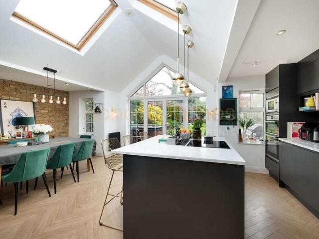 House for sale in Mill Hill, Greater London