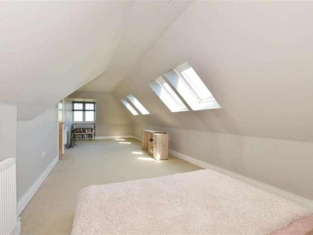 House for sale in Burstow, Hillview