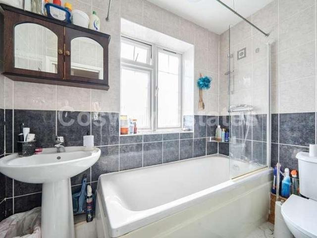 House for sale in Mill Hill, Greater London