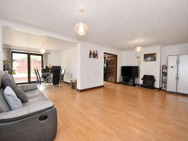 House for sale in Bromstone, Acol