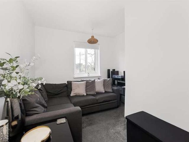 House for sale in Caterham on the Hill, Hillview