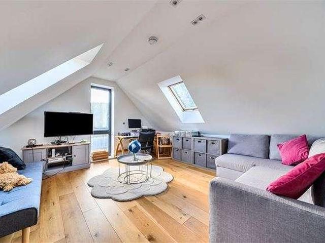 House for sale in Hillview, Surrey