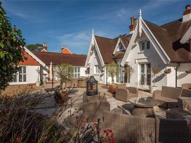 House for sale in Holmwood, Pachesham Park