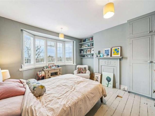 House for sale in Summerstown, Greater London