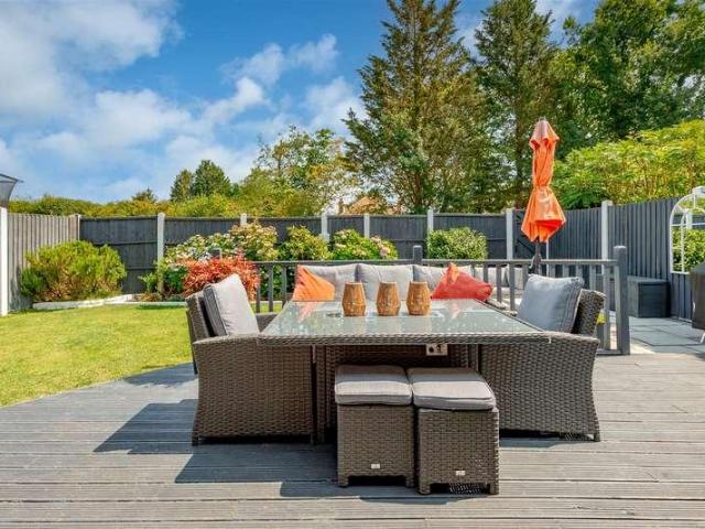 House for sale in Burstow, Hillview