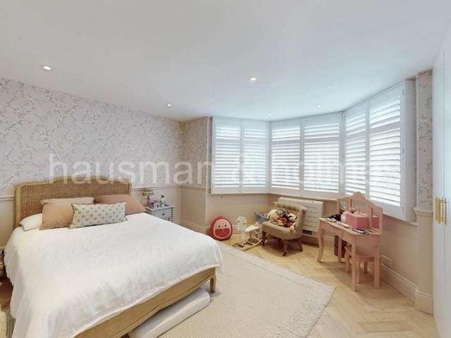 House for sale in Golders Green, Greater London