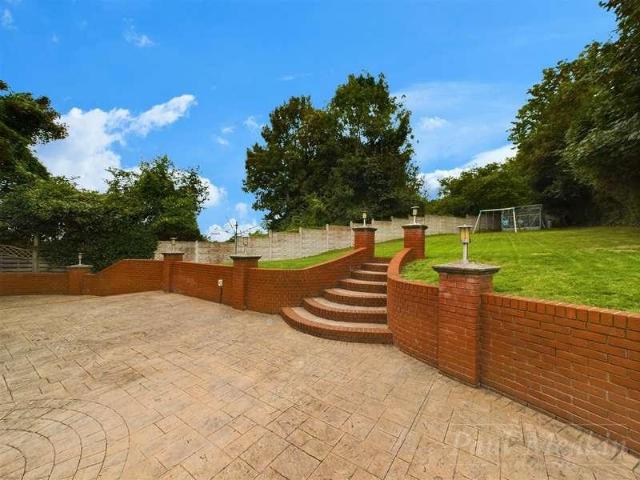 House for sale in London Borough of Croydon, Sanderstead