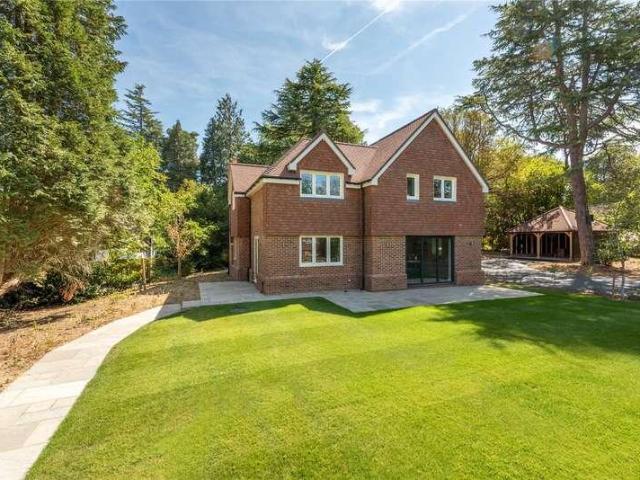House for sale in Box Hill Village, Pachesham Park