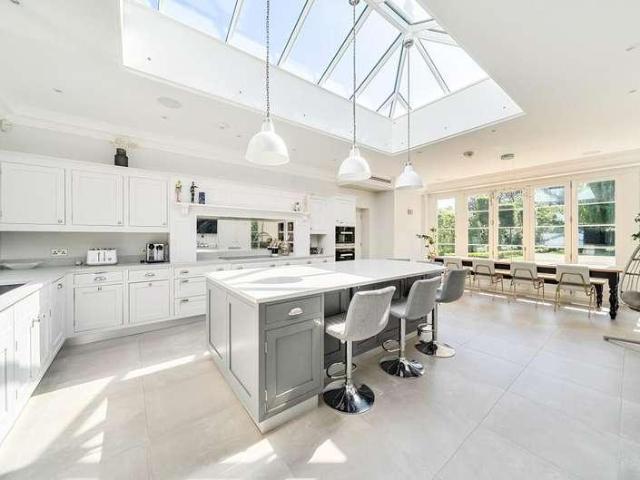 House for sale in Little Stanmore, Greater London