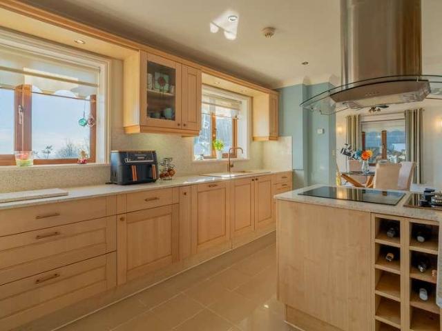 House for sale in Pendine, Wales