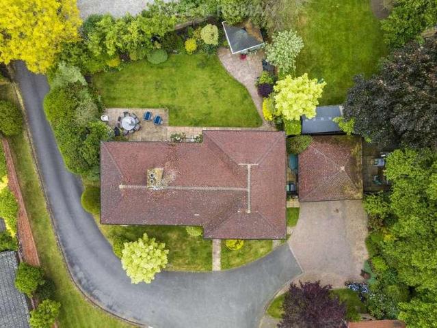 House for sale in Heol-las, Surrey