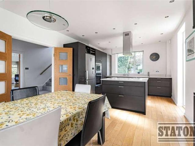 House for sale in West Finchley, Greater London