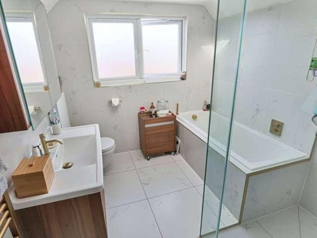 House for sale in London Borough of Croydon, Kenley