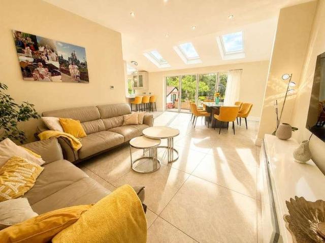 House for sale in Waterloo, Compstall