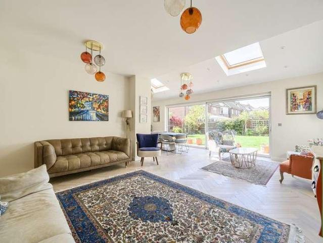 House for sale in Little Stanmore, Greater London