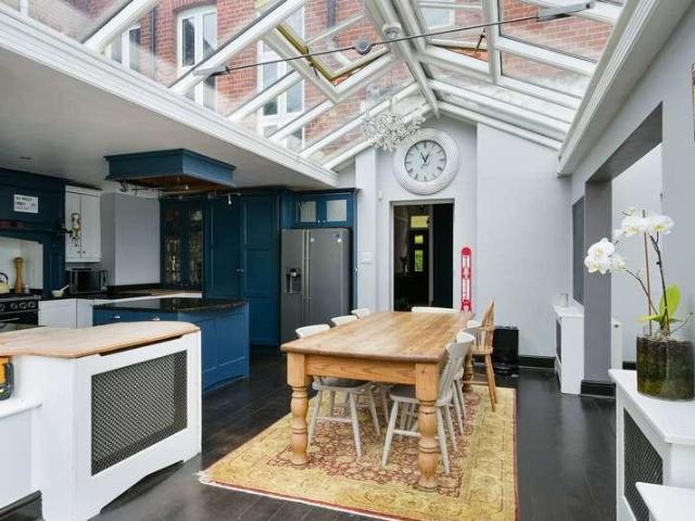 House for sale in Hillview, Surrey