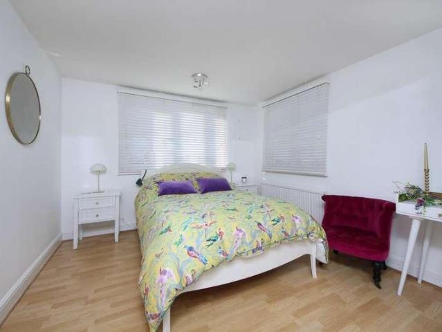 House for sale in London Borough of Ealing, Cat Hill