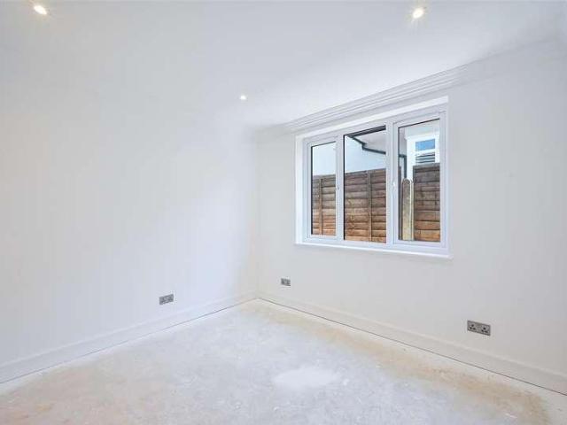 House for sale in Epsom, Nork