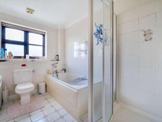 House for sale in Teddington, Pamington
