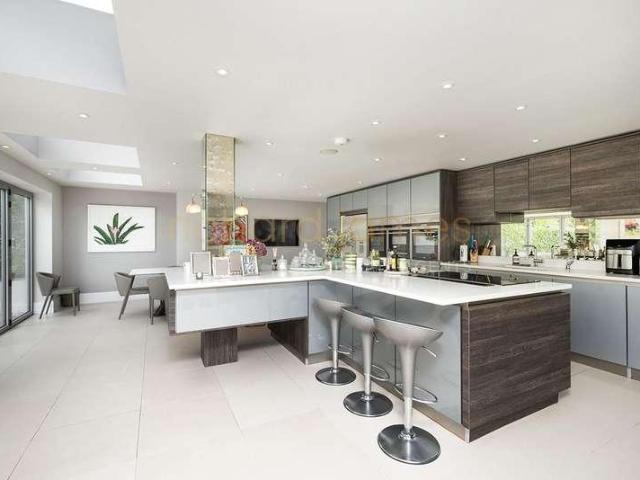 House for sale in Mill Hill, Greater London