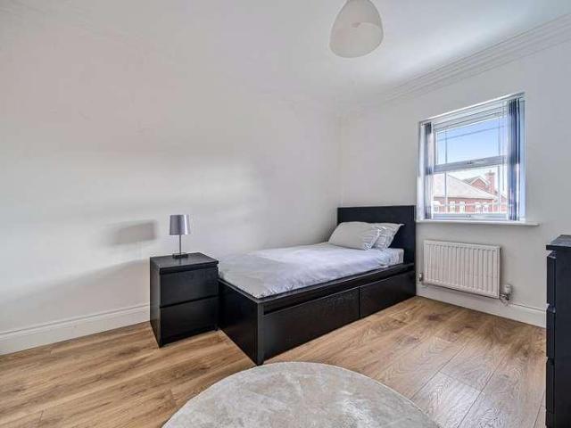House for sale in Dettingen Park, Deepcut