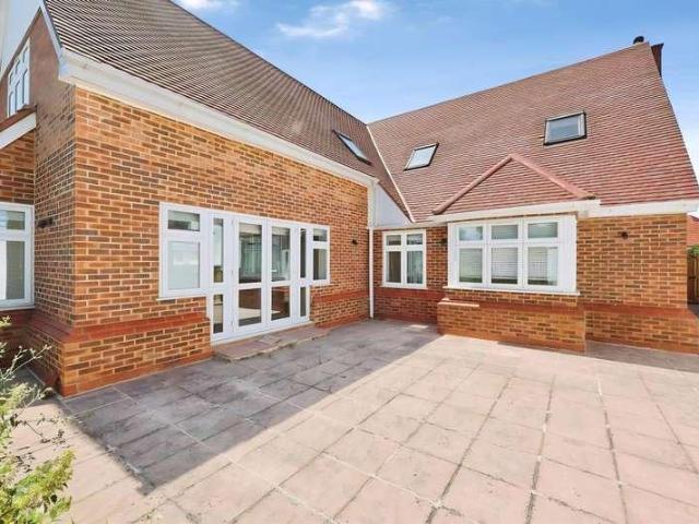 House for sale in New Denham, Denham