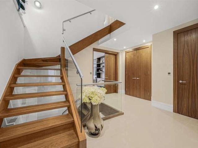 House for sale in Golders Green, Greater London