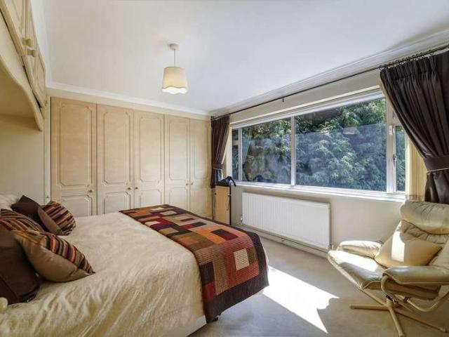 House for sale in Oxted, Hillview